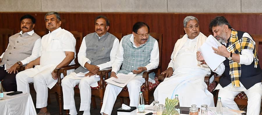 ‘ನರೇಗಾ ಬಚಾವೋ ಸಂಗ್ರಾಮ’ ಆಯೋಜಿಸುವ ಬಗ್ಗೆ ಗುರುವಾರ ನಡೆದ ಸಭೆಯಲ್ಲಿ ಸಿದ್ದರಾಮಯ್ಯಗೆ ವಿವರ ನೀಡುತ್ತಿರುವ ಡಿ.ಕೆ. ಶಿವಕುಮಾರ್. ಸಭೆಯಲ್ಲಿ ಎಚ್.ಸಿ. ಮಹದೇವಪ್ಪ, ಬಿ.ಕೆ. ಹರಿಪ್ರಸಾದ್, ಕೆ.ಜೆ. ಜಾರ್ಜ್, ಜಿ. ಪರಮೇಶ್ವರ ಭಾಗವಹಿಸಿದ್ದರು.
ಪ್ರಜಾವಾಣಿ ಚಿತ್ರ