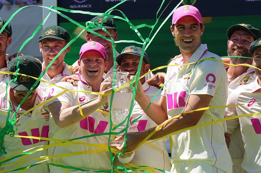 ಟ್ರೋಫಿಯೊಂದಿಗೆ ಸಂಭ್ರಮಿಸಿದ ಸ್ಟೀವ್‌ ಸ್ಮಿತ್ ಮತ್ತು ನಾಯಕ ಪ್ಯಾಟ್‌ ಕಮಿನ್ಸ್‌ ಜೊತೆ ಆಸ್ಟ್ರೇಲಿಯಾ ತಂಡದ ಸಹ ಆಟಗಾರರು.
ಎಪಿ/ಪಿಟಿಐ ಚಿತ್ರ