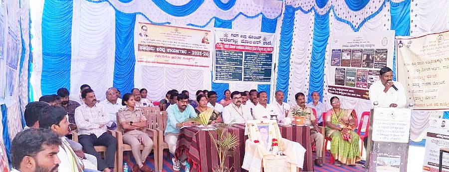 ನರೇಗಲ್‌ ಸಮೀಪದ ಅಬ್ಬಿಗೇರಿ ಗ್ರಾಮದಲ್ಲಿ ಪರಿಶಿಷ್ಟರಿಗಾಗಿ ಆಯೋಜನೆ ಮಾಡಲಾಗಿದ್ದ ಕಾನೂನು ಅರಿವು ಹಾಗೂ ಸರ್ಕಾರಿ ಸೌಲಭ್ಯದ ಕುರಿತು ಜಾಗೃತಿ ಕಾರ್ಯಕ್ರಮದಲ್ಲಿ ಮಹರ್ಷಿ ವಾಲ್ಮೀಕಿ ನಾಯಕ ಸಂಘದ ರೋಣ ತಾಲ್ಲೂಕು ಅಧ್ಯಕ್ಷ ಬಸವರಾಜ ತಳವಾರ ಮಾತನಾಡಿದರು.