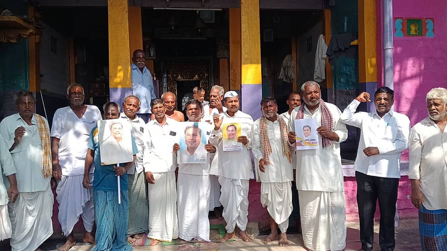 ಗದಗ ತಾಲ್ಲೂಕಿನ ತಿಮ್ಮಾಪುರ ಗ್ರಾಮಸ್ಥರು ಗುರುವಾರ ಸಿಎಂ ಸಿದ್ದರಾಮಯ್ಯ ಹೆಸರಲ್ಲಿ ವಿಶೇಷ ಪೂಜೆ ಸಲ್ಲಿಸಿ, ಸಿಹಿ ಹಂಚಿ ಸಂಭ್ರಮಿಸಿದರು