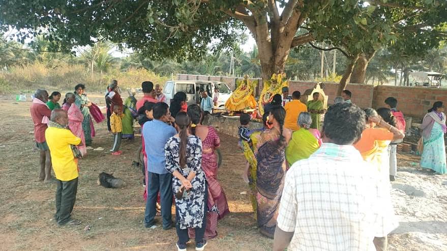 ಕುಣಿಗಲ್ ತಾಲ್ಲೂಕು ಆಲ್ಕೆರೆ ಹೊಸಹಳ್ಳಿಯಲ್ಲಿ ಹೊರಬೀಡು ಆಚರಣೆ ಸಲುವಾಗಿ ದೇವರ ವಿಗ್ರಹಗಳೊಂದಿಗೆ ಗ್ರಾಮದ ಹೊರಬಂದಿರುವ ಗ್ರಾಮಸ್ಥರು