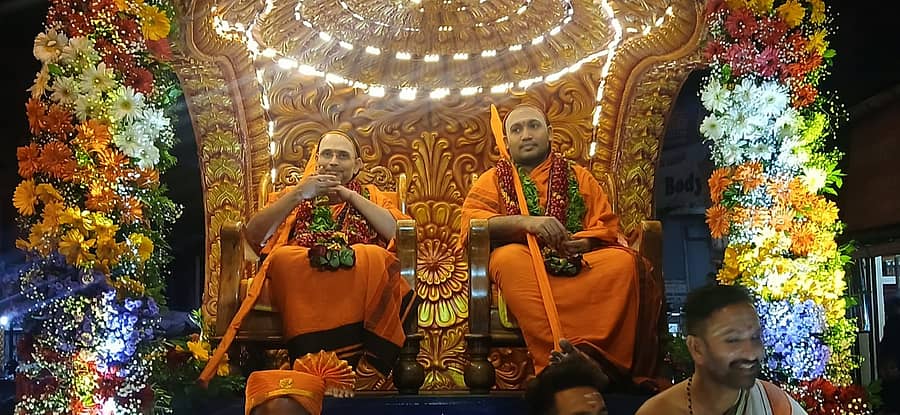 ದೈವಜ್ಞ ಬ್ರಾಹ್ಮಣ ಸಮಾಜದ ವತಿಯಿಂದ ಗುರುವಾರ ಮಡಿಕೇರಿ ನಗರದಲ್ಲಿ ನಡೆದ ‘ದೈವಜ್ಞ ದರ್ಶನ’ ಕಾರ್ಯಕ್ರಮದಲ್ಲಿ ಶಂಕರಾಚಾರ್ಯ ಸಂಸ್ಥಾನ ದೈವಜ್ಞ ಬ್ರಾಹ್ಮಣ ಮಠಾಧೀಶರಾದ ಸಚ್ಚಿದಾನಂದ ಜ್ಞಾನೇಶ್ವರ ಭಾರತೀ ಸ್ವಾಮೀಜಿ ಹಾಗೂ ಸುಜ್ಞಾನೇಶ್ವರ ಭಾರತೀ ಸ್ವಾಮೀಜಿ ಅವರನ್ನು ಮೆರವಣಿಗೆಯಲ್ಲಿ ಚೌಡೇಶ್ವರಿ ದೇಗುಲಕ್ಕೆ ಕರೆ ತರಲಾಯಿತು  ಪ್ರಜಾವಾಣಿ ಚಿತ್ರ/ರಂಗಸ್ವಾಮಿ