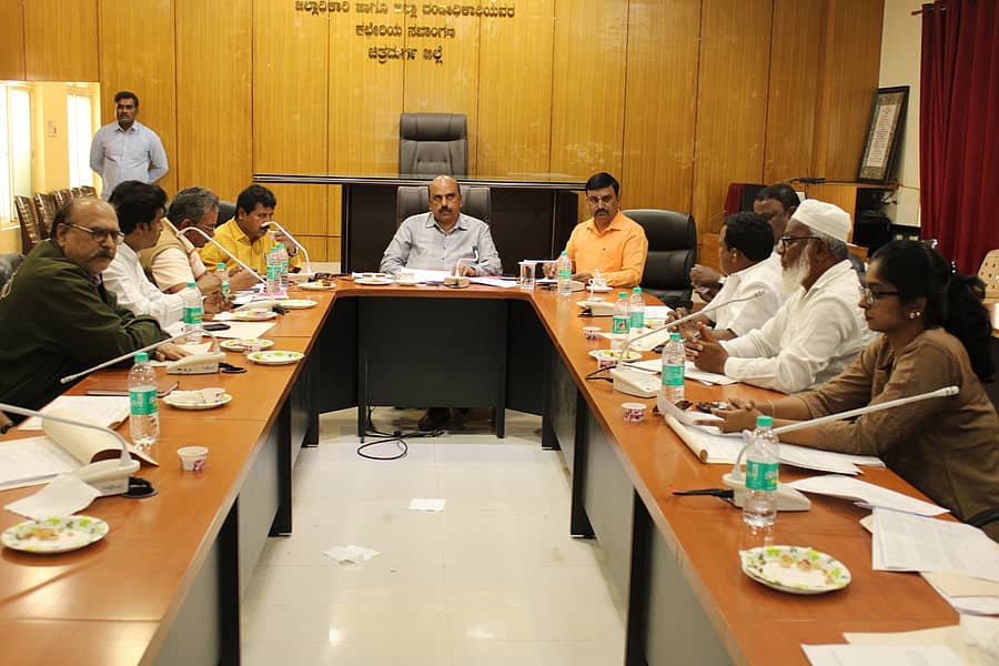 ಜಿಲ್ಲಾಧಿಕಾರಿ ಕಚೇರಿ ಸಭಾಂಗಣದಲ್ಲಿ ಗುರುವಾರ ಜಿಲ್ಲಾಧಿಕಾರಿ ಟಿ.ವೆಂಕಟೇಶ್‌ ಅವರ ಅಧ್ಯಕ್ಷತೆಯಲ್ಲಿ ಜಿಲ್ಲಾಸ್ಪತ್ರೆಯ ಆರೋಗ್ಯ ರಕ್ಷಾ ಸಮಿತಿ ಸಭೆ ನಡೆಯಿತು