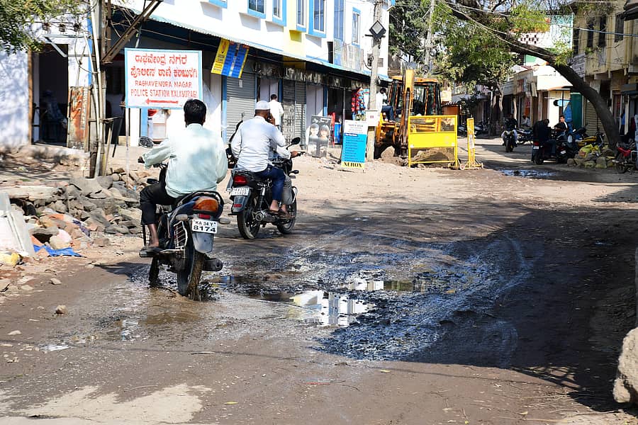 ಕಲಬುರಗಿಯ ನ್ಯೂ ರಾಘವೇಂದ್ರ ಕಾಲೊನಿ ರಸ್ತೆಯ ದುಃಸ್ಥಿತಿ