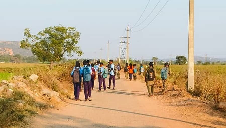 ಯಾದಗಿರಿ ತಾಲ್ಲೂಕಿನ ಹತ್ತಿಕುಣಿ ಗ್ರಾಮದಿಂದ ಕಟಗಿ ಶಹಾಪುರಕ್ಕೆ ನಡೆದುಕೊಂಡು ಹೋಗುತ್ತಿರುವ ಶಾಲಾ ಮಕ್ಕಳು