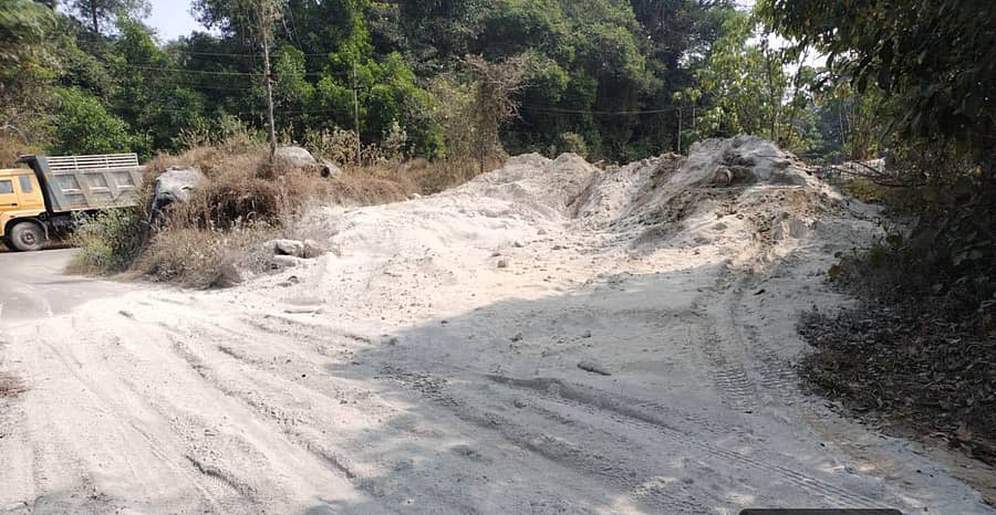 ನಂದಿಕೂರಿನಲ್ಲಿ ಕಾರ್ಯಾಚರಿಸುತ್ತಿರುವ ಕೈಗಾರಿಕಾ ಘಟಕದ ಹಾರೂ ಬೂದಿಯನ್ನು ಸಾರ್ವಜನಿಕ ರಸ್ತೆಗೆ ಸುರಿದಿರುವುದು