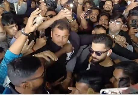 <div class="paragraphs"><p>ಅಭಿಮಾನಿಗಳ ನಡುವೆ ವಿರಾಟ್‌ ಕೊಹ್ಲಿ</p></div>