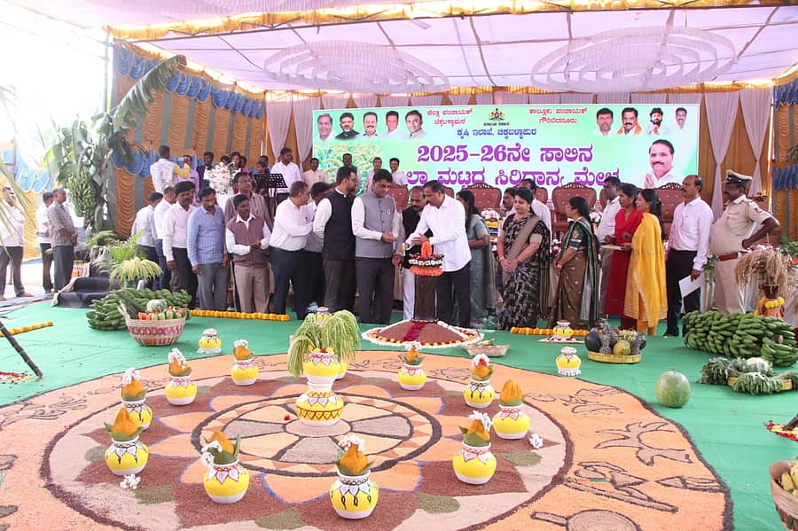 ಗೌರಿಬಿದನೂರು ನಗರದ ನೇತಾಜಿ ಕ್ರೀಡಾಂಗಣದಲ್ಲಿ ಗುರುವಾರ ನಡೆದ ಜಿಲ್ಲಾ ಮಟ್ಟದ ಸಿರಿಧಾನ್ಯ ಮೇಳಕ್ಕೆ ಚಾಲನೆ