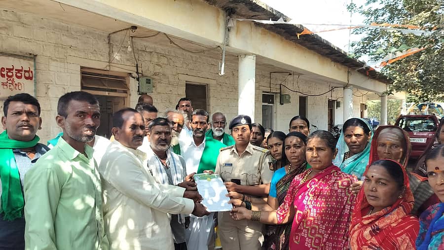 ಮದ್ಯ ಅಕ್ರಮ ಮಾರಾಟ ತಡೆಗೆ ಆಗ್ರಹಿಸಿ ರೋಣ ಸಮೀಪದ ಮಾಡಲಗೇರಿ ಗ್ರಾಮಸ್ಥರು ಅಬಕಾರಿ ಇಲಾಖೆ ನಿರೀಕ್ಷಕಿ ಶ್ರೀದೇವಿ ಕೊಳ್ಳಿ ಅವರಿಗೆ ಗುರುವಾರ ಮನವಿ ಸಲ್ಲಿಸಿದರು