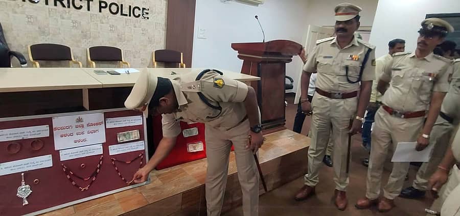 ಆಳಂದ ಪೊಲೀಸರು ಕಳ್ಳರಿಂದ ವಶಪಡಿಸಿಕೊಂಡ ಚಿನ್ನಾಭರಣ ಹಾಗೂ ನಗದನ್ನು ಕಲಬುರಗಿ ಎಸ್ಪಿ ಅಡ್ಡೂರು ಶ್ರೀನಿವಾಸುಲು ಗುರುವಾರ ಪರಿಶೀಲಿಸಿದರು