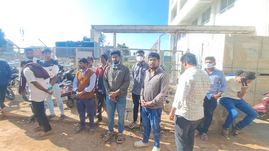 <div class="paragraphs"><p>ಬೆಳಗಾವಿಯ ಕೆಎಲ್‌ಇ ಆಸ್ಪತ್ರೆ ಶವಾಗಾರದ ಮುಂದೆ ಶವಗಳಿಗಾಗಿ ಕಾಯುತ್ತ ನಿಂತ ಮೃತ ಕಾರ್ಮಿಕರ ಸಂಬಂಧಿಕರು</p></div>