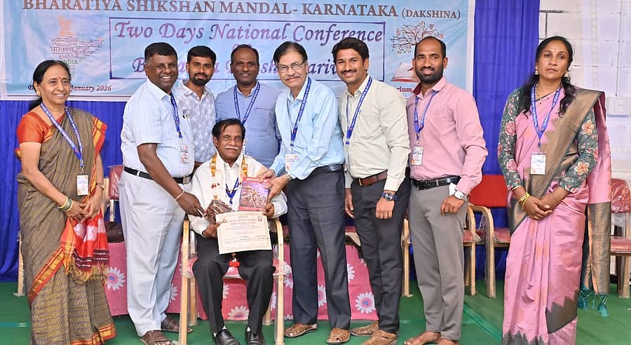 ಹಿರಿಯೂರು ತಾಲ್ಲೂಕಿನ ಭೀಮನ ಬಂಡೆ ಸಮೀಪ ಇರುವ ಯಾಜ್ಞವಲ್ಕ್ಯ ಪಿಯು ಕಾಲೇಜಿನಲ್ಲಿ ಬುಧವಾರ ಮುಕ್ತಾಯಗೊಂಡ ಭಾರತೀಯ ಭಾಷಾ ಪರಿವಾರ ರಾಷ್ಟ್ರೀಯ ಸಮ್ಮೇಳನದಲ್ಲಿ ಹಂಪಿ ಕನ್ನಡ ವಿಶ್ವವಿದ್ಯಾಲಯದ ವಿಶ್ರಾಂತ ಕುಲಪತಿ ಮುರಿಗೆಪ್ಪ ಅವರನ್ನು ಸನ್ಮಾನಿಸಲಾಯಿತು 