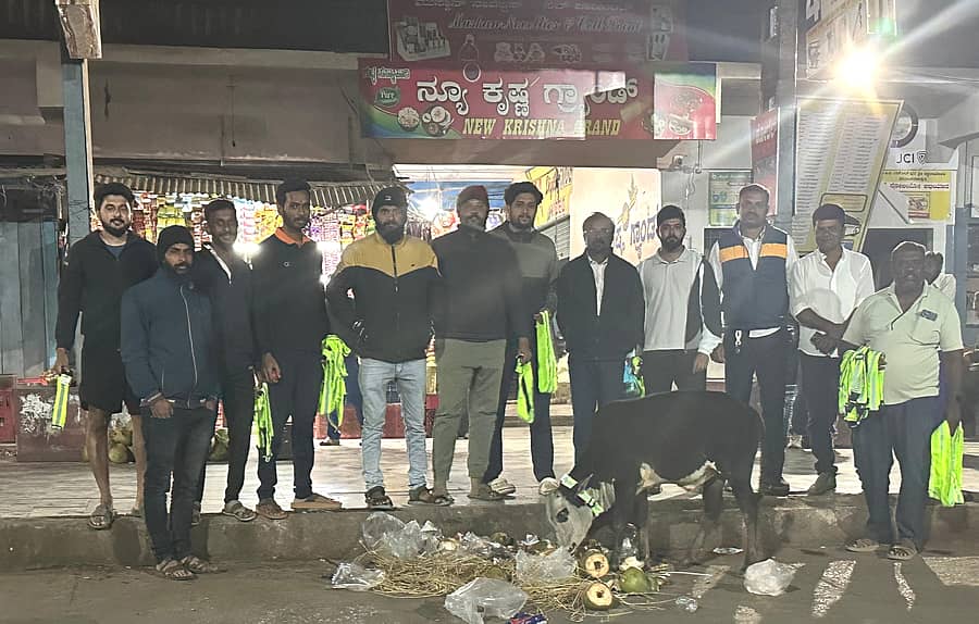 ನರಸಿಂಹರಾಜಪುರ ಪಟ್ಟಣದಲ್ಲಿ ತಾಲ್ಲೂಕು ಬಿಜೆಪಿ ಯುವ ಮೊರ್ಚಾ ನೇತೃತ್ವದಲ್ಲಿ ಬಿಡಾಡಿ ದನಗಳಿಗೆ ರೇಡಿಯಂ ಕಾಲರ್ ಅಳವಡಿಸಲಾಯಿತು. ಪ್ರೀತಂ, ಸುರಭಿರಾಜೇಂದ್ರ, ಕೆ.ಟಿ.ಮಂಜುನಾಥ್, ಅಶ್ವನ್, ಸಂದೀಪ್, ಮನೋಜ್ ಪಾಲ್ಗೊಂಡಿದ್ದರು