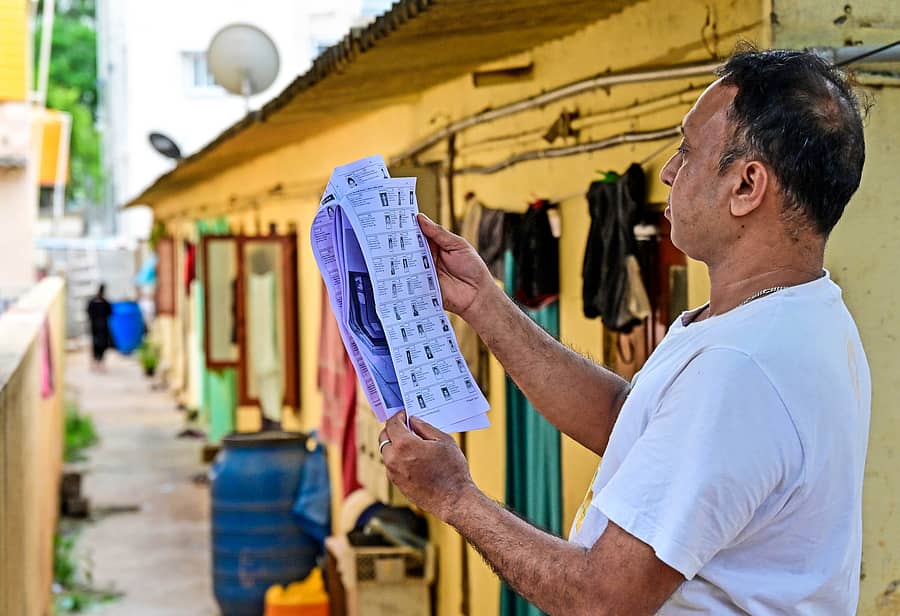ಮತದಾರರ ಪಟ್ಟಿ ಪರಿಶೀಲಿಸುತ್ತಿರುವ ಮತದಾರ