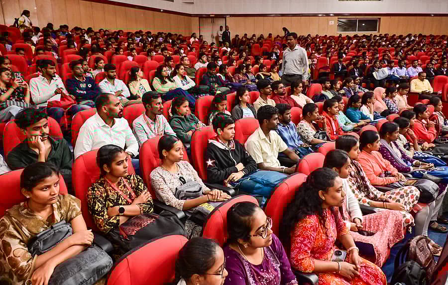 ಡಾ. ಮನಮೋಹನಸಿಂಗ್‌ ಬೆಂಗಳೂರು ನಗರ ವಿಶ್ವವಿದ್ಯಾಲಯ ಆಯೋಜಿಸಿದ ನಾಗರಿಕ ಸೇವಾ ಪರೀಕ್ಷಾ ತರಬೇತಿ ಕೇಂದ್ರದ ಉದ್ಘಾಟನೆ ಸಮಾರಂಭದಲ್ಲಿ ವಿದ್ಯಾರ್ಥಿಗಳು ಪಾಲ್ಗೊಂಡಿದ್ದರು. ಪ್ರಜಾವಾಣಿ ಚಿತ್ರ.