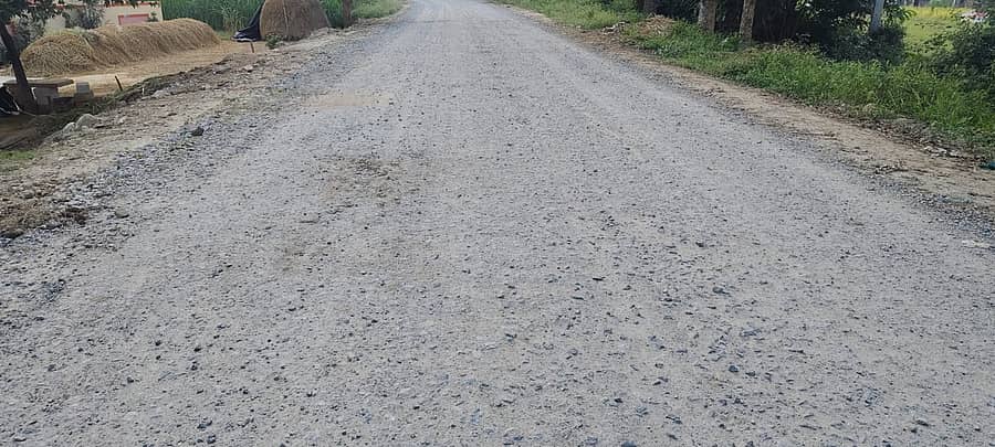 ಬಂಗಾರಪೇಟೆ ತಾಲ್ಲೂಕಿನ ಕೆಜಿಎಫ್ ನಿಂದ ಕಾಮಸಮುದ್ರ ಮಾರ್ಗದ ರಸ್ತೆ ಅಭಿವೃದ್ದಿಗೆ ಲಕ್ಕೇನಹಳ್ಳಿ ಬಳಿ ರಸ್ತೆಯನ್ನು ಅಗೆದು ತಿಂಗಳುಗಳೇ ಕಳೆದರೂ, ಕೇವಲ ಜಲ್ಲಿ ಸುರಿದು ಹಾಗೆಯೇ ಬಿಡಲಾಗಿದೆ.
