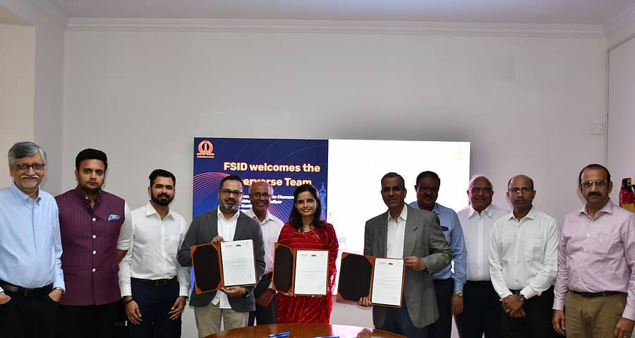 ತ್ರಿಶಿಖಾ ಕುಮಾರಿ, ಬಿ. ಗುರುಮೂರ್ತಿ, ಶ್ರೀನಿವಾಸ್ ಲಕ್ಷ್ಮಣ್ ಶೇಖರ್, ಯದುವೀರ್ ಕೃಷ್ಣದತ್ತ ಚಾಮರಾಜ ಒಡೆಯರ್ ಅವರ ಸಮ್ಮುಖದಲ್ಲಿ ಸೈಬರ್ ಭದ್ರತಾ ವ್ಯವಸ್ಥೆ ಸುಧಾರಣೆಗೆ ಪಾಲುದಾರಿಕೆಯ ಒಪ್ಪಂದಕ್ಕೆ ಸಹಿ ಹಾಕಲಾಯಿತು 