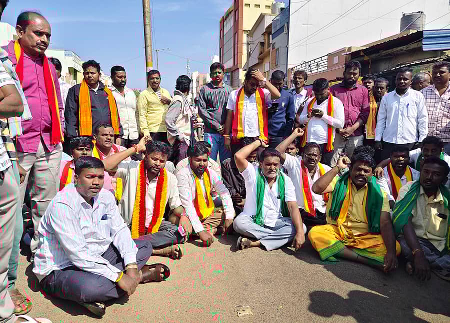 ಶ್ರೀನಿವಾಸಪುರದಲ್ಲಿ ಗುರುವಾರ ಹೋರಾಟಗಾರರು ಪ್ರತಿಭಟನೆ ನಡೆಸಿದರು