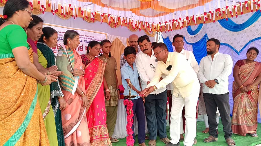 ಯಲಬುರ್ಗಾ ತಾಲ್ಲೂಕಿನ ಮುಧೋಳ ಗ್ರಾಮದ ಸರ್ಕಾರಿ ಹಿರಿಯ ಪ್ರಾಥಮಿಕ ಶಾಲೆಯಲ್ಲಿ ನಡೆದ ಮಕ್ಕಳ ಗ್ರಾಮಸಭೆ ಗಣ್ಯರು ಚಾಲನೆ ನೀಡಿದರು