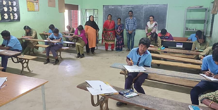 ಕೋಲಾರ ಜಿಲ್ಲೆಯಾದ್ಯಂತ ಎಸ್ಎಸ್‌ಎಲ್‌ಸಿ ರಾಜ್ಯಮಟ್ಟದ ಪ್ರಥಮ ಪೂರ್ವಸಿದ್ಧತಾ ಪರೀಕ್ಷೆ ನಡೆಯುತ್ತಿದ್ದು, ಪರೀಕ್ಷಾ ಕೇಂದ್ರಗಳಿಗೆ ಡಿಡಿಪಿಐ ಅಲ್ಮಾಸ್ ಫರ್ವೀನ್‍ ತಾಜ್ ಭೇಟಿ ನೀಡಿ ಪರಿಶೀಲಿಸಿದರು
