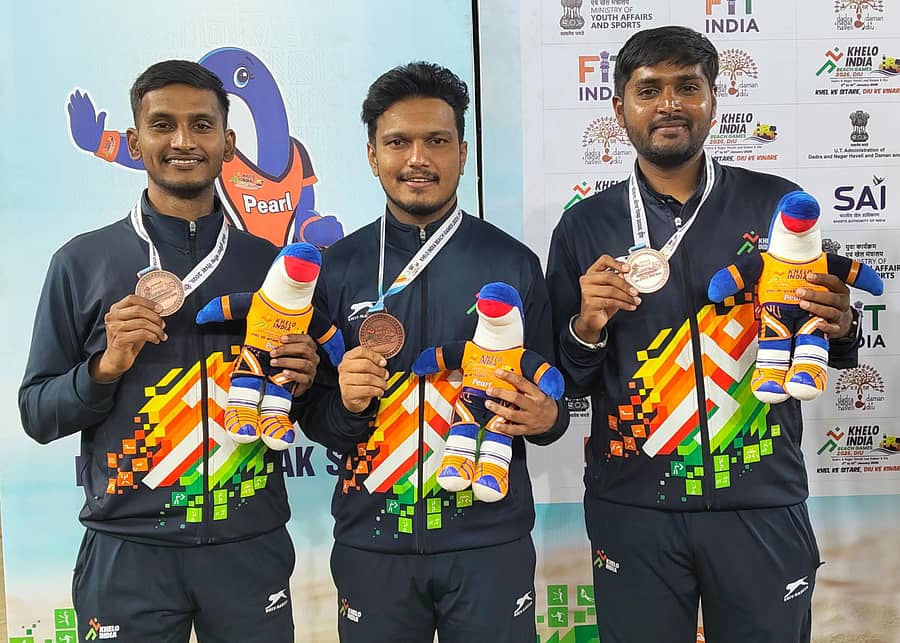 ಕಂಚಿನ ಪದಕ ಗೆದ್ದ ಕರ್ನಾಟಕದ ಪೆಂಕಾಕ್‌ ಸಿಲಾಟ್‌ನ ರೆಗು ತಂಡ. ಮನೋಜ್‌ ಕುಮಾರ್‌, ಹರ್ಷಿತ್‌ ಮತ್ತು ಆಕಾಶ್‌ ದೊಡ್ಡವಾಳ