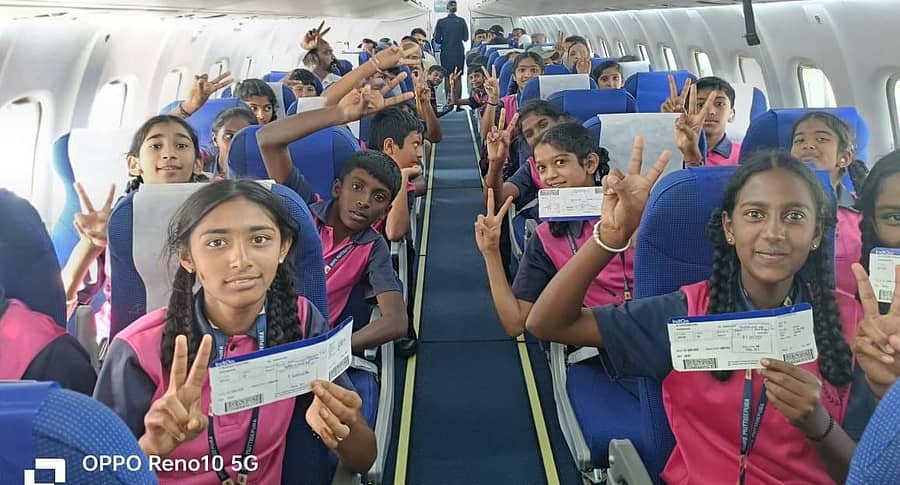 ಮೂಡಿಗೆರೆ ತಾಲ್ಲೂಕಿನ ಮುತ್ತಿಗೆಪುರ ಸರ್ಕಾರಿ ಶಾಲೆಯ ವಿದ್ಯಾರ್ಥಿಗಳು ಬುಧವಾರ ವಿಮಾನದಲ್ಲಿ ಪ್ರವಾಸ ಮಾಡಿದರು