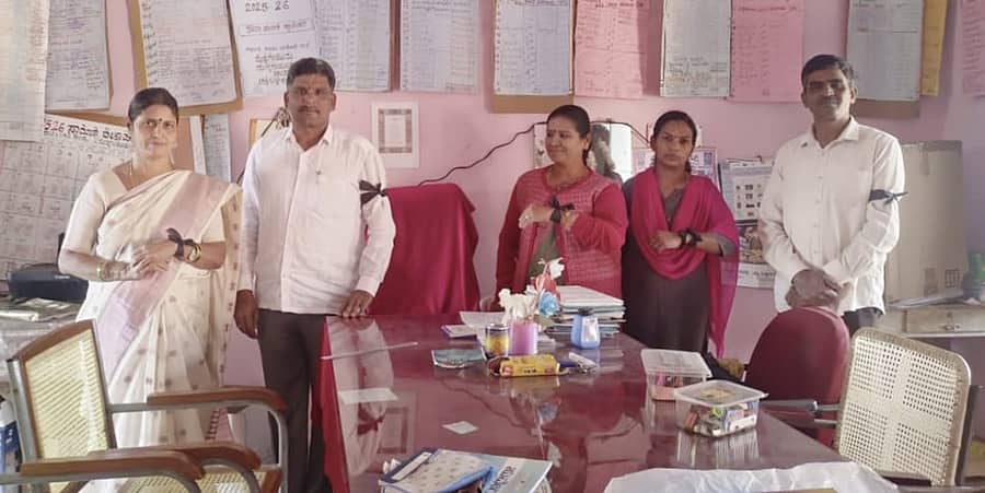 ಚಿಂತಾಮಣಿ ತಾಲ್ಲೂಕಿನ ಆನೂರು ಸರ್ಕಾರಿ ಹಿರಿಯ ಪ್ರಾಥಮಿಕ ಶಾಲೆಯಲ್ಲಿ ಸರ್ಕಾರಿ ನೌಕರರ ಸಂಘದ ಅಧ್ಯಕ್ಷ ಆರ್. ಅಶೋಕ್ ಕುಮಾರ್ ಮತ್ತು ಸಹ ಶಿಕ್ಷಕರು ಗುರುವಾರ ಕಪ್ಪುಪಟ್ಟಿ ಧರಿಸಿ ಕರ್ತವ್ಯ ನಿರ್ವಹಿಸಿದರು