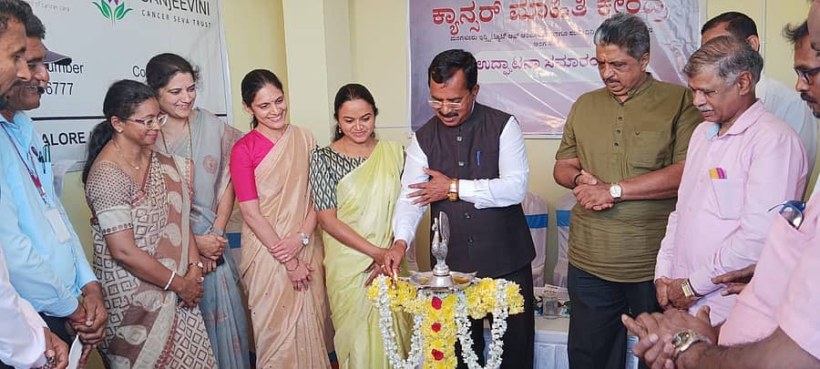 ಕೊಪ್ಪದಲ್ಲಿ ಎಂ.ಐ.ಒ ವತಿಯಿಂದ ತೆರೆದ ಕ್ಯಾನ್ಸರ್ ಮಾಹಿತಿ ಕೇಂದ್ರವನ್ನು ಅಮ್ಮ ಫೌಂಡೇಷನ್ ಸಂಸ್ಥಾಪಕ ಅಧ್ಯಕ್ಷ ಸುಧಾಕರ ಎಸ್. ಶೆಟ್ಟಿ ಉದ್ಘಾಟಿಸಿದರು