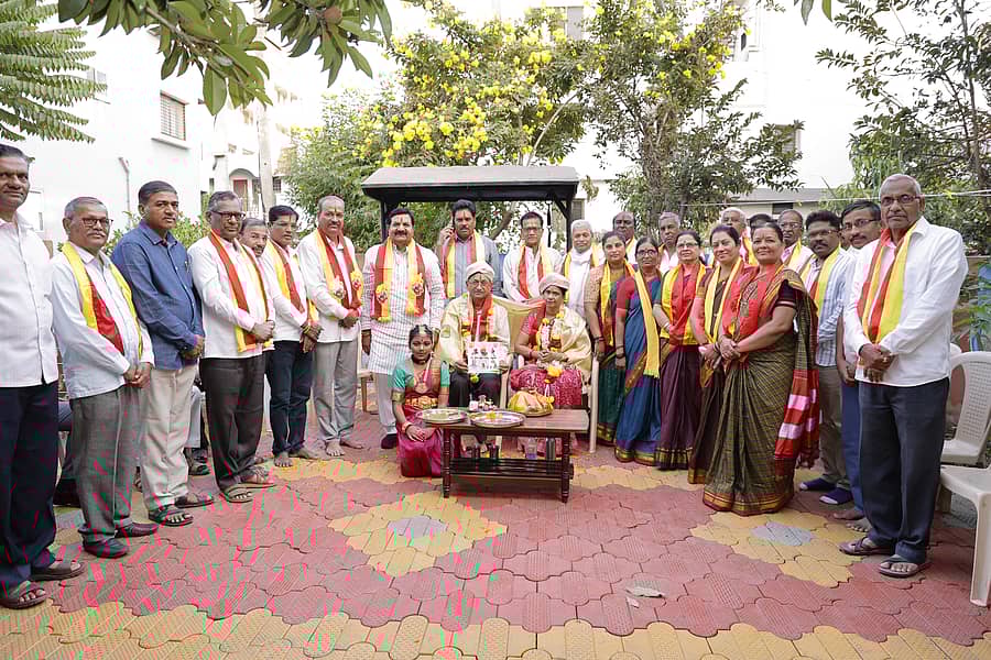 ಹಾರೂಗೇರಿಯಲ್ಲಿ ಸಮ್ಮೇಳನದ ಸರ್ವಾಧ್ಯಕ್ಷ ವಿ.ಎಸ್‌.ಮಾಳಿ ಅವರಿಗೆ ಅಧಿಕೃತ ಆಹ್ವಾನ ನೀಡಿ ಸನ್ಮಾನಿಸಲಾಯಿತು