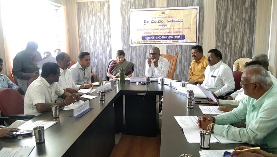 ಹಾವೇರಿ ಜಿಲ್ಲಾ ಪಂಚಾಯಿತಿ ಸಭಾಂಗಣದಲ್ಲಿ ಶುಕ್ರವಾರ ನಡೆದ ‘ಗ್ಯಾರಂಟಿ ಯೋಜನೆಗಳ ಅನುಷ್ಠಾನ ಪ್ರಾಧಿಕಾರದ ಜಿಲ್ಲಾಮಟ್ಟದ ಪ್ರಗತಿ ಪರಿಶೀಲನಾ ಸಭೆ’ ನಡೆಯಿತು