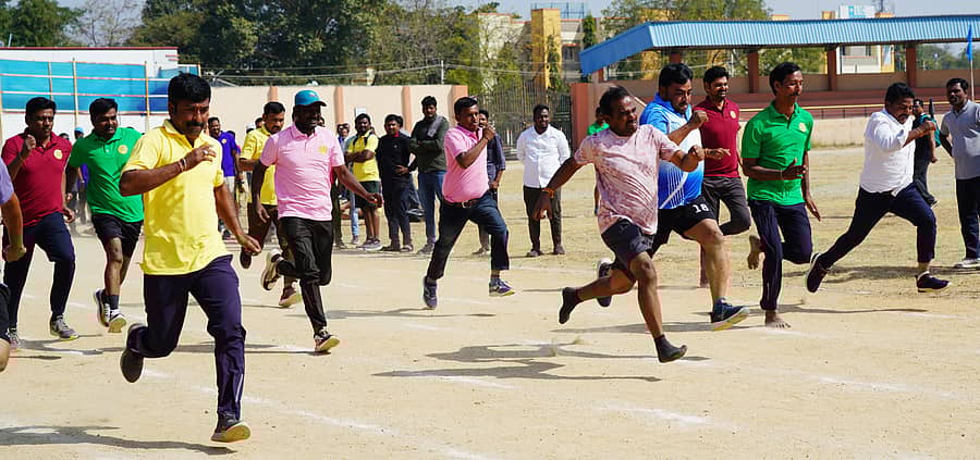ರಾಯಚೂರಿನ ಮಹಾತ್ಮ ಗಾಂಧಿ ಜಿಲ್ಲಾ ಕ್ರೀಡಾಂಗಣದಲ್ಲಿ ಶುಕ್ರವಾರ ನಡೆದ ಜಿಲ್ಲಾಮಟ್ಟದ ರಾಜ್ಯ ಸರ್ಕಾರಿ ನೌಕರರ ಕ್ರೀಡಾಕೂಟದ 100 ಮೀಟರ್ ಓಟದ ಸ್ಪರ್ಧೆಯಲ್ಲಿ 40ರಿಂದ 50 ವಯೊಮಿತಿಯೊಳಗಿನ ಪುರುಷರು ಪಾಲ್ಗೊಂಡಿದ್ದರು