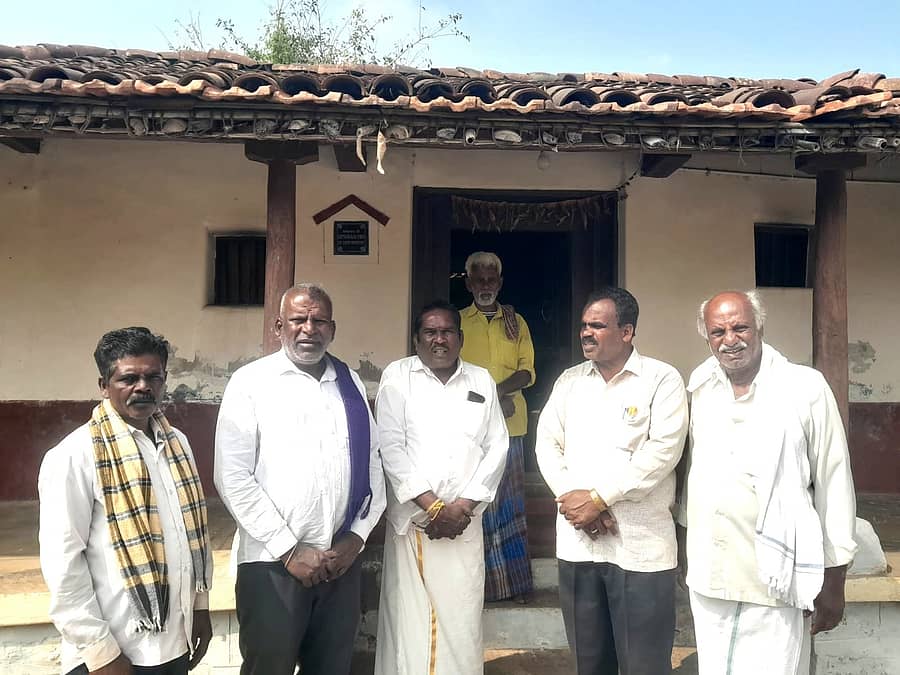 <div class="paragraphs"><p>ಹುಣಸೂರು ತಾಲ್ಲೂಕಿನ ಕಲ್ಲಹಳ್ಳಿ ಗ್ರಾಮದ ದಿ.ದೇವರಾಜ ಅರಸು ಅವರ ಮನೆ ಜೀರ್ಣೋದ್ಧಾರಗೊಳಿಸಿ ವಸ್ತು ಸಂಗ್ರಹಾಲಯವನ್ನಾಗಿ ಮಾಡಬೇಕು ಎಂದು ನಿಂಗರಾಜ್ ಮಲ್ಲಾಡಿ, ನಾಗರಾಜ್, ಬೋಗಪ್ಪ, ಗಣೇಶ್ ಒತ್ತಾಯಿಸಿದರು.</p></div>