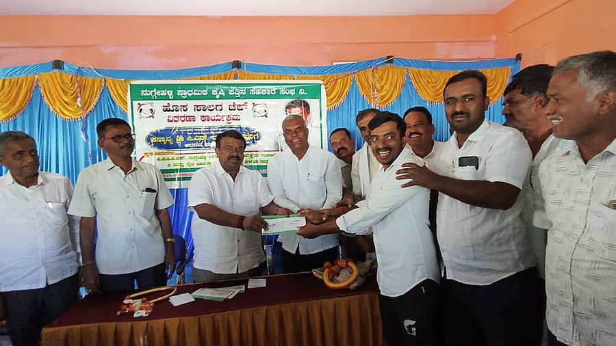 ನುಗ್ಗೇಹಳ್ಳಿ ಹೋಬಳಿ ಕೇಂದ್ರದ ಪ್ರಾಥಮಿಕ ಕೃಷಿ ಪತ್ತಿನ ಸಹಕಾರ ಸಂಘದ ವತಿಯಿಂದ ಆಯೋಜಿಸಿದ್ದ ಕಾರ್ಯಕ್ರಮದಲ್ಲಿ ಶಾಸಕ ಸಿ.ಎನ್ ಬಾಲಕೃಷ್ಣ ಅವರು ರೈತರಿಗೆ ಸಾಲದ ಚೆಕ್ ವಿತರಣೆ ಮಾಡಿದರು