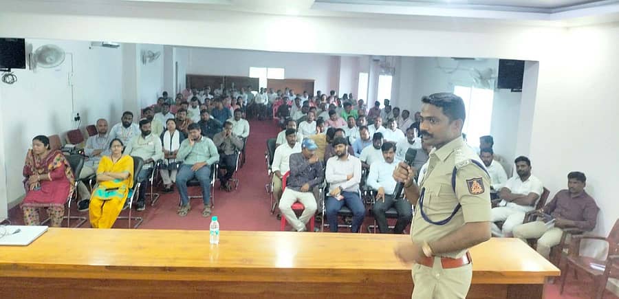 ಸಿಂಧನೂರಿನ ನಗರಸಭೆ ಸಭಾಂಗಣದಲ್ಲಿ ನಡೆದ ಸೈಬರ್ ಕ್ರೈಂ ಕುರಿತ ಜಾಗೃತಿ ಕಾರ್ಯಕ್ರಮದಲ್ಲಿ ಸೈಬರ್ ಕ್ರೈಂ ವಿಭಾಗದ ಡಿವೈಎಸ್‍ಪಿ ವೆಂಕಟೇಶ ಹೊಗಿಬಂಡಿ ಮಾತನಾಡಿದರು