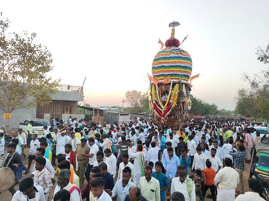 ಯಲಬುರ್ಗಾ ತಾಲ್ಲೂಕು ಕಲ್ಲಭಾವಿ ಗ್ರಾಮದ ಮಾರುತೇಶ್ವರ ಜಾತ್ರೆಯ ಪ್ರಯುಕ್ತ ನಡೆದ ಅದ್ದೂರಿ ರಥೋತ್ಸವದಲ್ಲಿ ಹಲವು ಗ್ರಾಮಗಳಿಂದ ಸಾಕಷ್ಟು ಸಂಖ್ಯೆಯಲ್ಲಿ ಭಕ್ತರು ಪಾಲ್ಗೊಂಡಿದ್ದರು