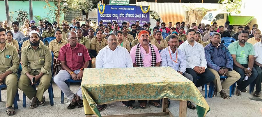 ರಾಮನಗರದಲ್ಲಿ ಶುಕ್ರವಾರ ನಡೆದ ಸುದ್ದಿಗೋಷ್ಠಿಯಲ್ಲಿ ಕರ್ನಾಟಕ ರಾಜ್ಯ ಪೌರ ನೌಕರರ ಸಂಘದ ಜಿಲ್ಲಾಧ್ಯಕ್ಷ  ವಿ. ವೆಂಕಟೇಶ್ ಮಾತನಾಡಿದರು. ರಾಮನಗರ ತಾಲ್ಲೂಕು ಶಾಖೆ ಅಧ್ಯಕ್ಷ ದೇವೇಂದ್ರ, ಪ್ರಧಾನ ಕಾರ್ಯದರ್ಶಿ ಕೊಲ್ಲಾಪುರಿ ಹಾಗೂ ಪದಾಧಿಕಾರಿಗಳು ಇದ್ದಾರೆ