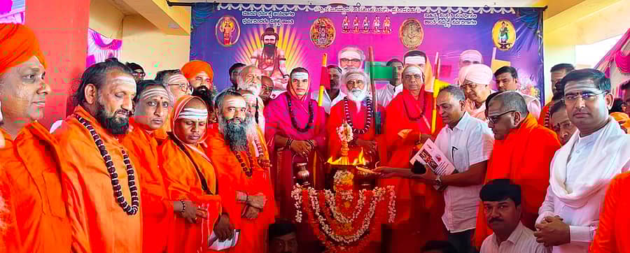 ಅಜ್ಜಂಪುರ ತಾಲ್ಲೂಕಿನ ಬುಕ್ಕಾಂಬುಧಿ ತಪೋಕ್ಷೇತ್ರದಲ್ಲಿ ಈಚೆಗೆ ನಡೆದ ಲಿಂಗೈಕ್ಯ ಉಜ್ಜಯಿನಿ ಸಿದ್ಧಲಿಂಗ ಶಿವಾಚಾರ್ಯರ 90ನೇ ವರ್ಷದ ಸ್ಮರಣೋತ್ಸವವನ್ನು ಲೇಖಕ ರವಿ ಹಂಜ್ ಉದ್ಘಾಟಿಸಿದರು. ರಂಭಾಪುರಿ, ಉಜ್ಜಯಿನಿ, ಕಾಶಿ ಶಿವಾಚಾರ್ಯರು ಭಾಗವಹಿಸಿದ್ದರು