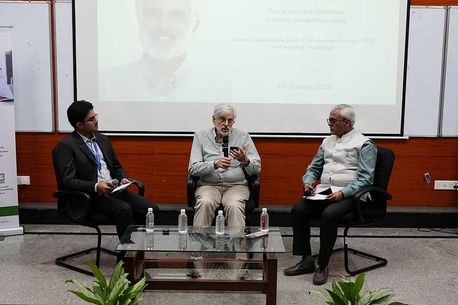 ಆರ್.ವಿ ಎಂಜಿನಿಯರಿಂಗ್ ಕಾಲೇಜು ಸಹಯೋಗದೊಂದಿಗೆ ಪ್ರಯೋಗ ಇನ್ಸ್ಟಿಟ್ಯೂಟ್ ಆಫ್ ಎಜುಕೇಶನ್ ರಿಸರ್ಚ್ ಆಯೋಜಿಸಿದ್ದ ಸಂವಾದದಲ್ಲಿ ಜೆಫ್ರಿ ಡಿ.ಉಲ್ಮನ್ ಮಾತನಾಡಿದರು. ಡಾ.ಕೆ.ಎನ್.ಸುಬ್ರಮಣ್ಯಂ ಮತ್ತು ಸುಮುಖಾ ಉಪಾಧ್ಯಾಯ ಉಪಸ್ಥಿತರಿದ್ದರು.