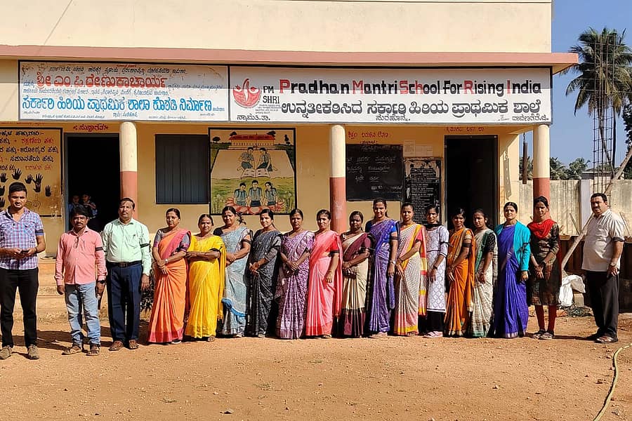 <div class="paragraphs"><p>ಪಿಎಂಶ್ರೀ ಉನ್ನತೀಕರಿಸಿದ ಸರ್ಕಾರಿ ಹಿರಿಯ ಪ್ರಾಥಮಿಕ ಕನ್ನಡ ಮತ್ತು ಇಂಗ್ಲಿಷ್ ಮಾಧ್ಯಮ ಶಾಲೆಯ ಶಿಕ್ಷಕರು ಕೈಗೆ ಕಪ್ಪುಪಟ್ಟ್ಟಿ ಧರಿಸಿ ಕರ್ತವ್ಯ ನಿರ್ವಹಿಸಿದರು</p></div>