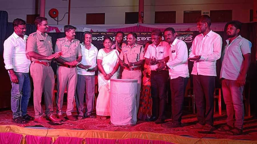 <div class="paragraphs"><p>ಧರ್ಮಪುರದ ಸ್ವಾಭಿಮಾನ್ ವಸತಿ ಶಾಲೆಯಲ್ಲಿ ನಡೆದ ಕಾನೂನು ಜಾಗೃತಿ ಜಾತ್ರೆ ಕಾರ್ಯಕ್ರಮವನ್ನು ಡಿವೈಎಸ್ ಪಿ ಶಿವಕುಮಾರ್ ನಗಾರಿ ಬಾರಿಸುವುದರ ಮೂಲಕ ಉದ್ಘಾಟಿಸಿದರು.</p></div>