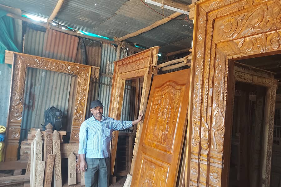 ಬಾದಾಮಿ ಬನಶಂಕರಿದೇವಿ ಜಾತ್ರೆಯಲ್ಲಿ ವೈವಿಧ್ಯಮಯ ಬಾಗಿಲು ಚೌಕಟ್ಟುಗಳನ್ನು ಮಾರಾಟಕ್ಕೆ ಇಡಲಾಗಿದೆ