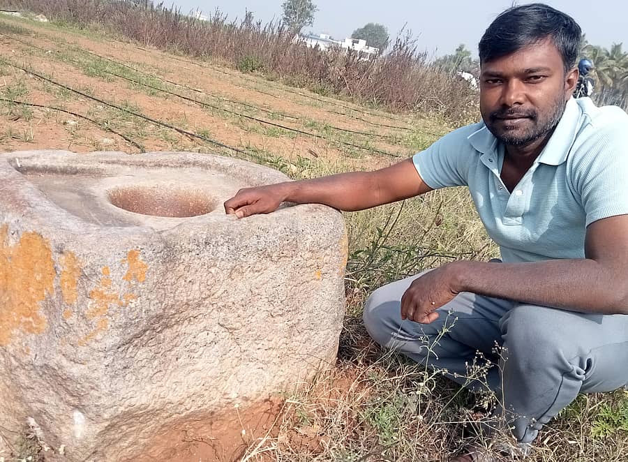 ಶ್ರೀರಂಗಪಟ್ಟಣ ತಾಲ್ಲೂಕಿನ ಹಂಪಾಪುರ ಹೊರ ವಲಯದ ಜಮೀನಿನಲ್ಲಿರುವ ಗಾಣದ ಕಲ್ಲಿನ ಮೇಲೆ ಕೆತ್ತಿರುವ ಕನ್ನಡ ಶಾಸನ ಪತ್ತೆ ಮಾಡಿದ ಸಂಶೋಧನಾ ವಿದ್ಯಾರ್ಥಿ ಚಲುವರಾಜು