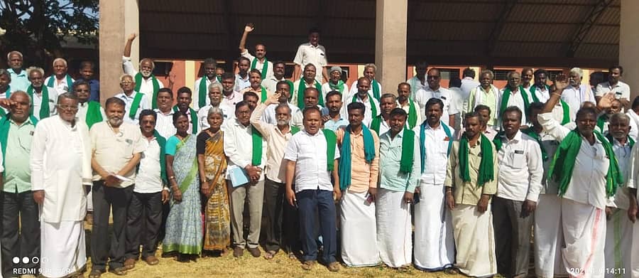 ಹಿರಿಯೂರಿನ ಎಪಿಎಂಸಿ ಆವರಣದಲ್ಲಿ ಶುಕ್ರವಾರ ಜಿಲ್ಲಾ ರೈತಸಂಘ ಮತ್ತು ಹಸಿರುಸೇನೆ ನೇತೃತ್ವದಲ್ಲಿ ಹಮ್ಮಿಕೊಂಡಿದ್ದ ಪೂರ್ವಭಾವಿ ಸಭೆಯಲ್ಲಿ ಪಾಲ್ಗೊಂಡಿದ್ದ ರೈತರು 