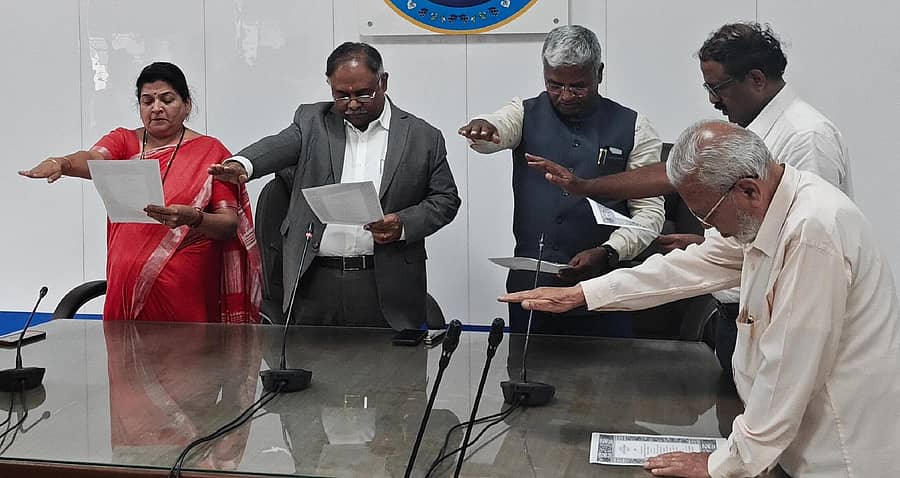 ಕೋಲಾರದಲ್ಲಿ ಶುಕ್ರವಾರ ಬೆಂಗಳೂರು ಉತ್ತರ ವಿಶ್ವವಿದ್ಯಾಲಯದ ನೂತನ ಕುಲಪತಿಯಾಗಿ ಪ್ರೊ.ಬಿ.ಕೆ.ರವಿ ಅಧಿಕಾರ ಸ್ವೀಕರಿಸಿದರು
