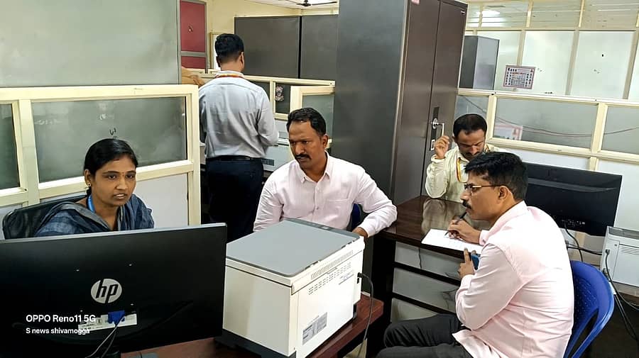 ಶಿವಮೊಗ್ಗ ಮಹಾನಗರ ಪಾಲಿಕೆ ಕಚೇರಿಗೆ ಶುಕ್ರವಾರ ಭೇಟಿ ನೀಡಿದ ಲೋಕಾಯುಕ್ತ ಪೊಲೀಸರ ತಂಡ ದಾಖಲೆಗಳ ಪರಿಶೀಲನೆ ನಡೆಸಿತು