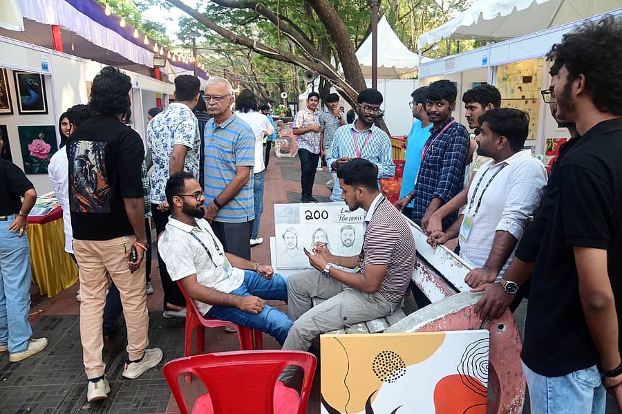  ಕದ್ರಿ ಉದ್ಯಾನದಲ್ಲಿ ಆರಂಭವಾದ ಕಲಾಪರ್ಬದಲ್ಲಿ ಕುಂಚದಲ್ಲಿ ಮೊಗವರಳಿಸಿದ ಕಲಾವಿದ : ಪ್ರಜಾವಾಣಿ ಚಿತ್ರ 