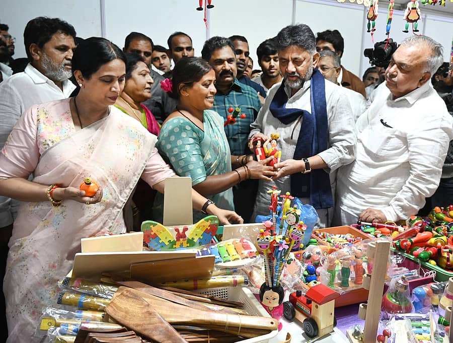 ರಾಜಾಜಿನಗರದಲ್ಲಿ ಏರ್ಪಡಿಸಿದ್ದ ಕರ್ಮಣಿ ಉತ್ಸವದ ಉದ್ಘಾಟನೆ ನೆರವೇರಿಸಿದ ಉಪಮುಖ್ಯಮಂತ್ರಿ ಡಿ.ಕೆ. ಶಿವಕುಮಾರ್ ಅವರು ಮಳಿಗೆಗಳಿಗೆ ಭೇಟಿ ನೀಡಿ ಕರಕುಶಲ ಉತ್ಪನ್ನಗಳನ್ನು ವೀಕ್ಷಿಸಿದರು. ಲಕ್ಷ್ಮಿ ಹೆಬ್ಬಾಳಕರ, ಜಿ. ಪದ್ಮಾವತಿ, ಪುಟ್ಟಣ್ಣ, ರಾಮಲಿಂಗಾರೆಡ್ಡಿ ಉಪಸ್ಥಿತರಿದ್ದರು. ಪ್ರಜಾವಾಣಿ ಚಿತ್ರ