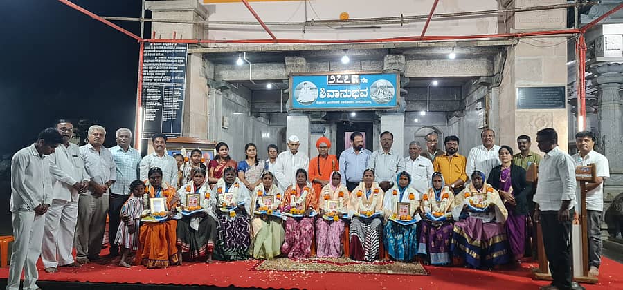ಗದಗ ತೋಂಟದಾರ್ಯ ಮಠದಲ್ಲಿ ನಡೆದ ಶಿವಾನುಭವ ಕಾರ್ಯಕ್ರಮದಲ್ಲಿ ಅವ್ವ ಸೇವಾ ಟ್ರಸ್ಟ್ ವತಿಯಿಂದ ಮಹಿಳಾ ಪೌರಕಾರ್ಮಿಕರನ್ನು ಸನ್ಮಾನಿಸಲಾಯಿತು