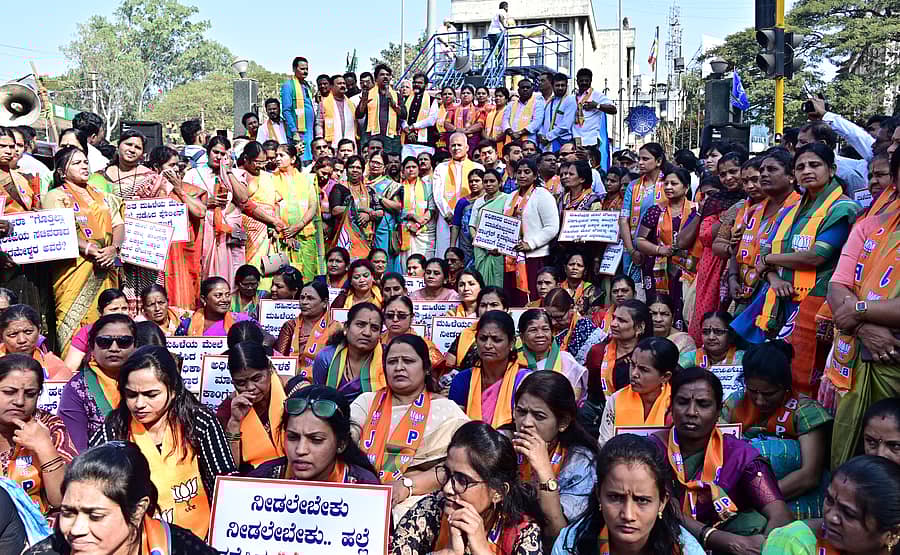 ಹುಬ್ಬಳ್ಳಿಯಲ್ಲಿ ಶುಕ್ರವಾರ ಬಿಜೆಪಿ ಕಾರ್ಯಕರ್ತರು ಕಾಂಗ್ರೆಸ್‌ ವಿರುದ್ಧ ಪ್ರತಿಭಟನೆ ನಡೆಸಿದರು. ವಿಧಾನಸಭೆ ವಿರೋಧ ಪಕ್ಷದ ನಾಯಕ ಆರ್‌. ಅಶೋಕ, ವಿಧಾನ ಪರಿಷತ್‌ ವಿರೋಧ ಪಕ್ಷದ ನಾಯಕ ಛಲವಾದಿ ನಾರಾಯಣಸ್ವಾಮಿ, ಶಾಸಲ ಮಹೇಶ ಟೆಂಗಿನಕಾಯಿ ಪಾಲ್ಗೊಂಡಿದ್ದರು  –ಪ್ರಜಾವಾಣಿ ಚಿತ್ರ