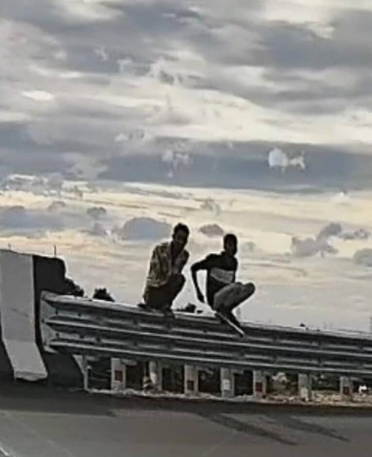 ವಾಹನಗಳನ್ನು ಅಡ್ಟಗಟ್ಟಲು ಹೆದ್ದಾರಿ ಬದಿಯಲ್ಲಿ ಕುಳಿತಿದ್ದ ದರೋಡೆಕೋರರ ದೃಶ್ಯವು ಕಾರೊಂದರ ಡ್ಯಾಶ್ ಬೋರ್ಡ್ ಕ್ಯಾಮೆರಾದಲ್ಲಿ ಸೆರೆಯಾಗಿದೆ